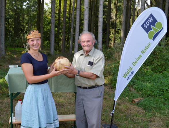 Baden-Württembergische Waldkönigin überreiche Bruno Neuburger den Ehrenpreis