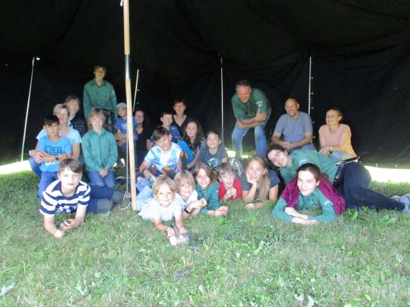 Gruppe von Kindern auf der Wiese