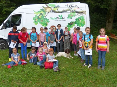 Kindergruppe steht vor dem WaldMobil