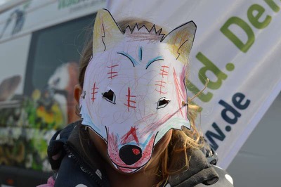 Kind mit selbst gebastelter Wolf-Maske