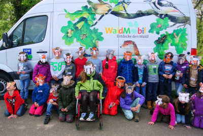 Gruppe von Kindern vor dem WaldMobil