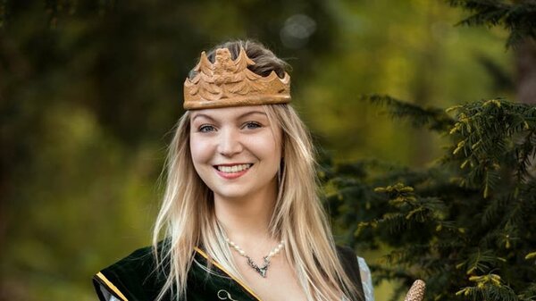 Waldkönigin - Blonde Frau mit Krone im Wald
