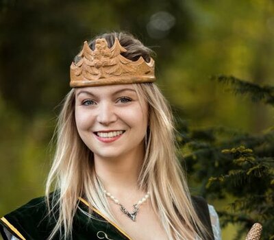 Waldkönigin - Blonde Frau mit Krone im Wald