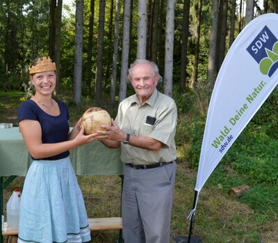 Baden-Württembergische Waldkönigin überreiche Bruno Neuburger den Ehrenpreis