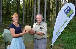 Baden-Württembergische Waldkönigin überreiche Bruno Neuburger den Ehrenpreis