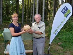 Baden-Württembergische Waldkönigin überreiche Bruno Neuburger den Ehrenpreis