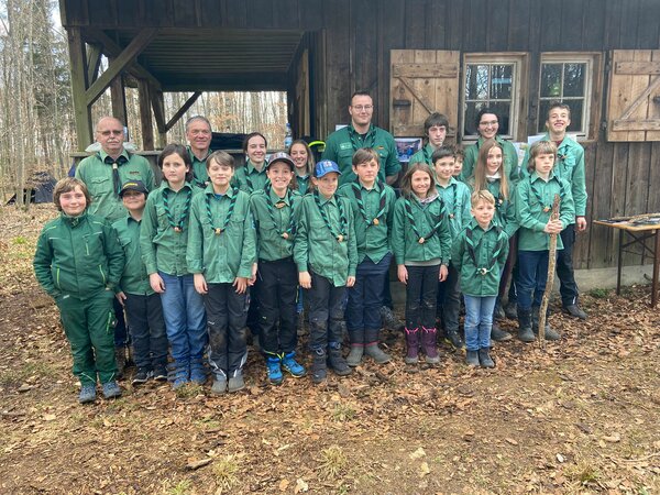 Gruppe von Kindern in grüner Uniform im Wald