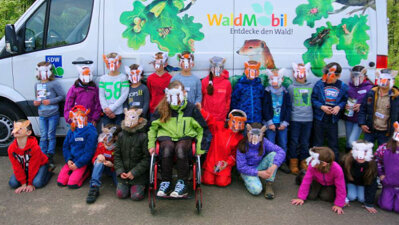 Gruppe von Kindern vor dem WaldMobil
