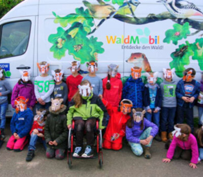 Gruppe von Kindern vor dem WaldMobil